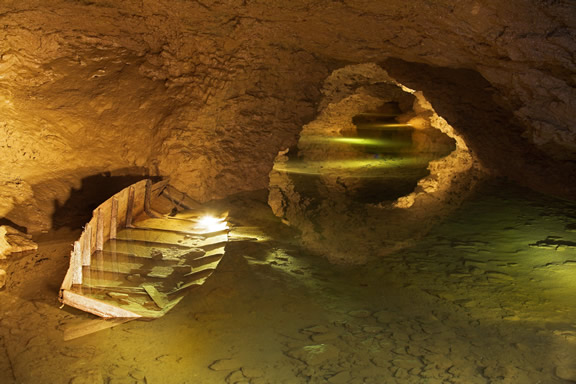 Les Grottes de La Balme - Lac souterrain © D.Jungers