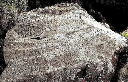 De mystérieuses inscriptions sur un rocher : 2 000 € à qui saura les déchiffrer !