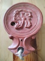 Lampe à huile sigillée gréco-romaine à vernis rouge - Argile provenant de La Graufesenque.
